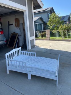 Toddler bed with mattress