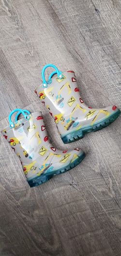 Infant size 5 LIGHT UP rain boots