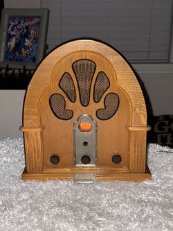 Vintage Thomas Collector's Edition AM/FM Radio Cassette Model 1932 Works Very good.