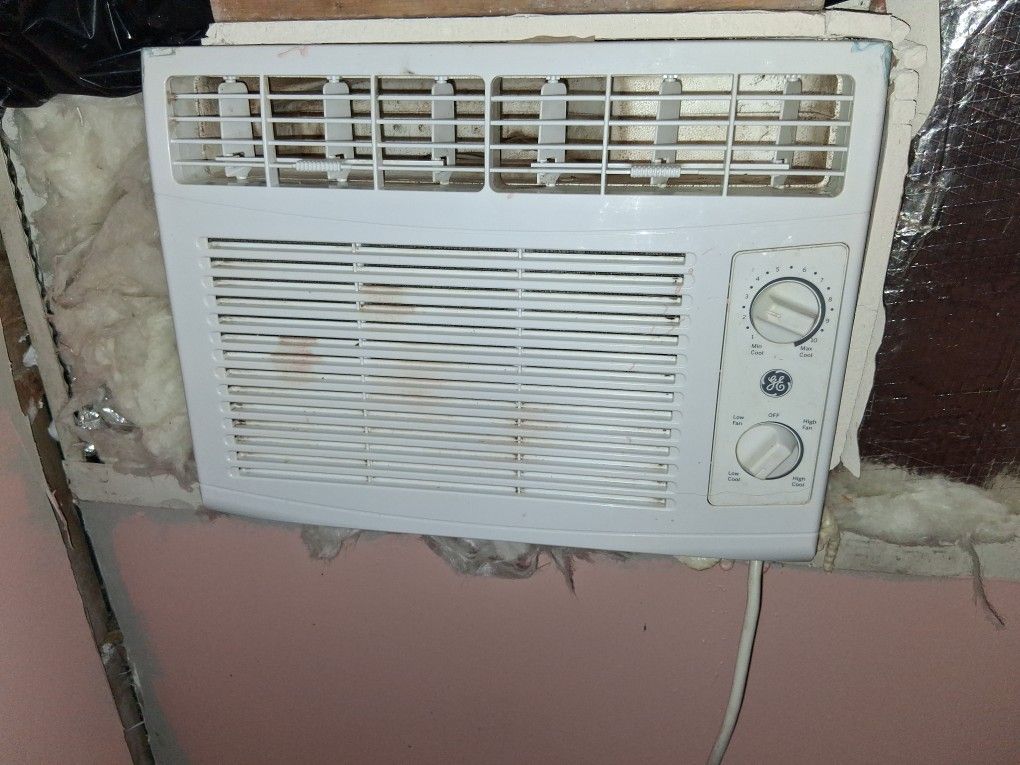 GE WINDOW AIR CONDITIONER LIKE NEWL