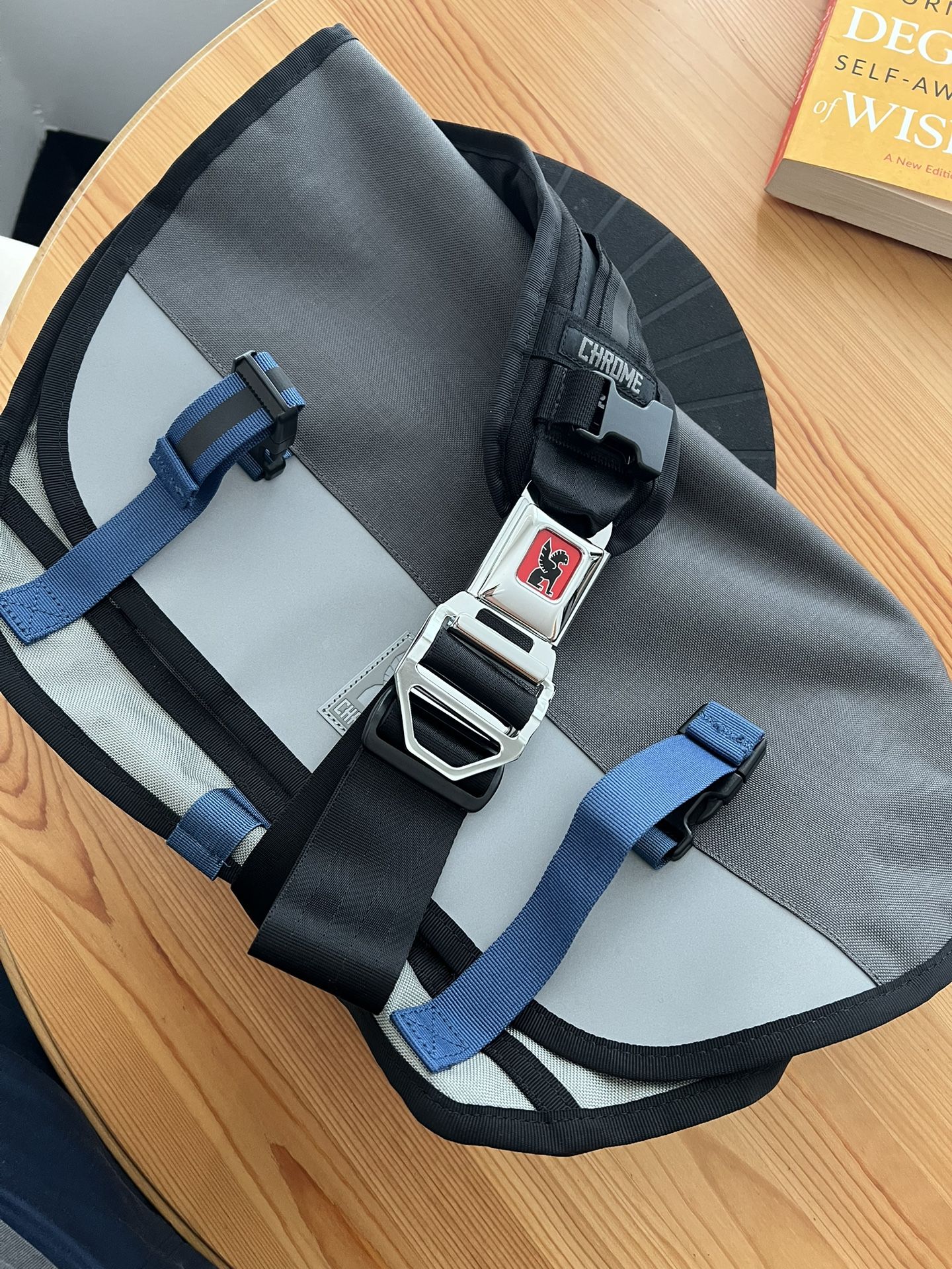 RARE + ORIGINAL !!Chrome Industries Messenger Bag MOVING SALE ✈️ 