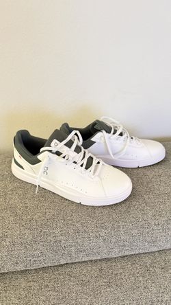 Sneakers ON The Roger Spin Size 12