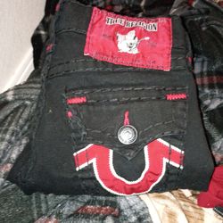 These are True Religion Ricky Super T Zigzag Logo Straight Jeans featuring iconic thick stitching and horseshoe pockets.