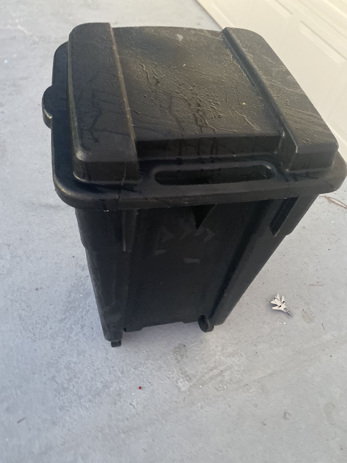 Trash can / garbage can