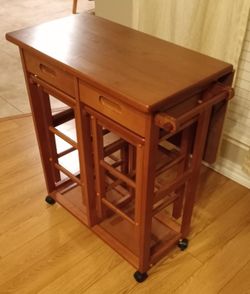 Dinette With 2 Stools