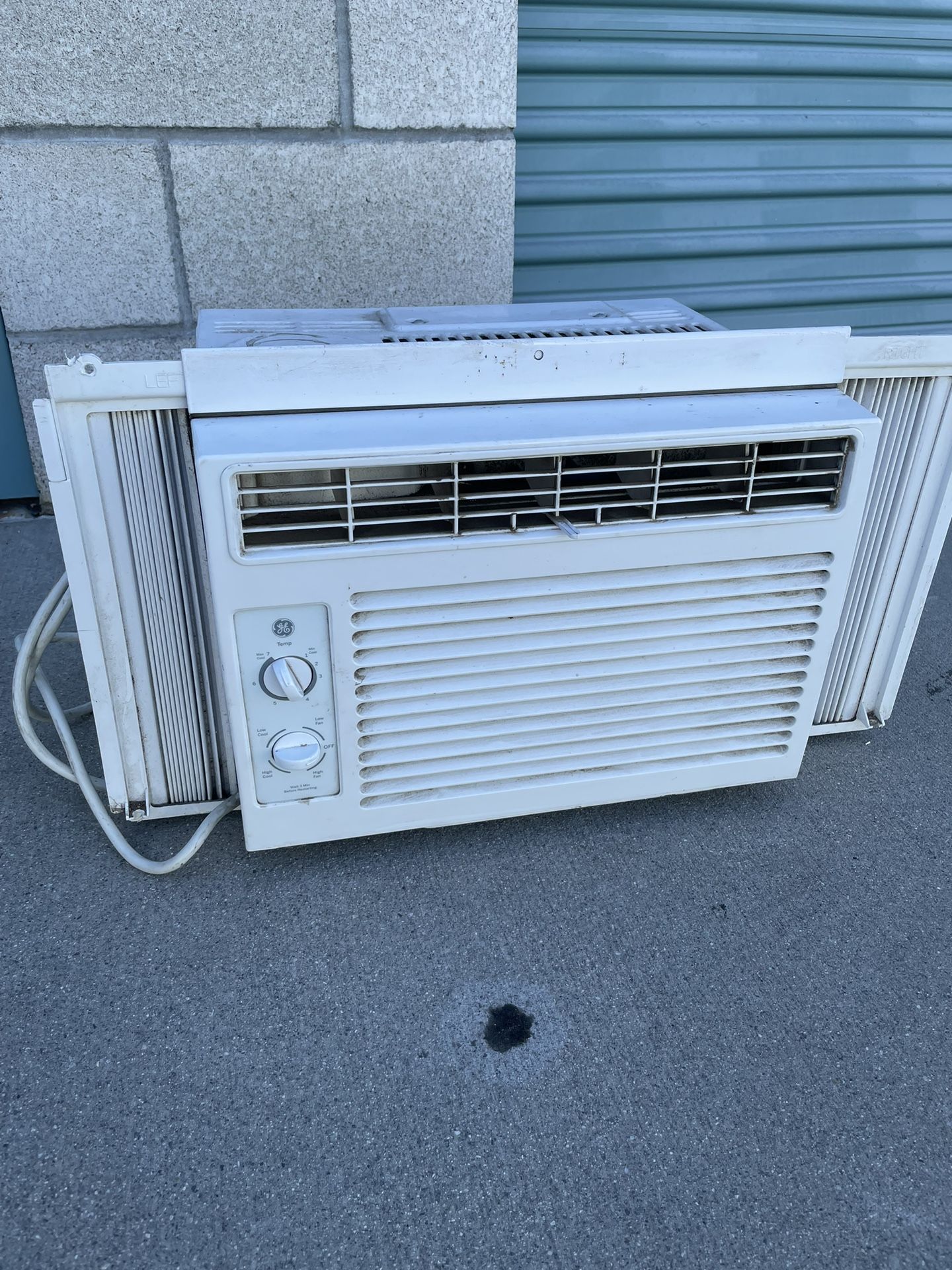 WINDOW AIR CONDITIONER