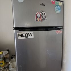 Willz Mini Compact Refrigerator - Running, Stickers