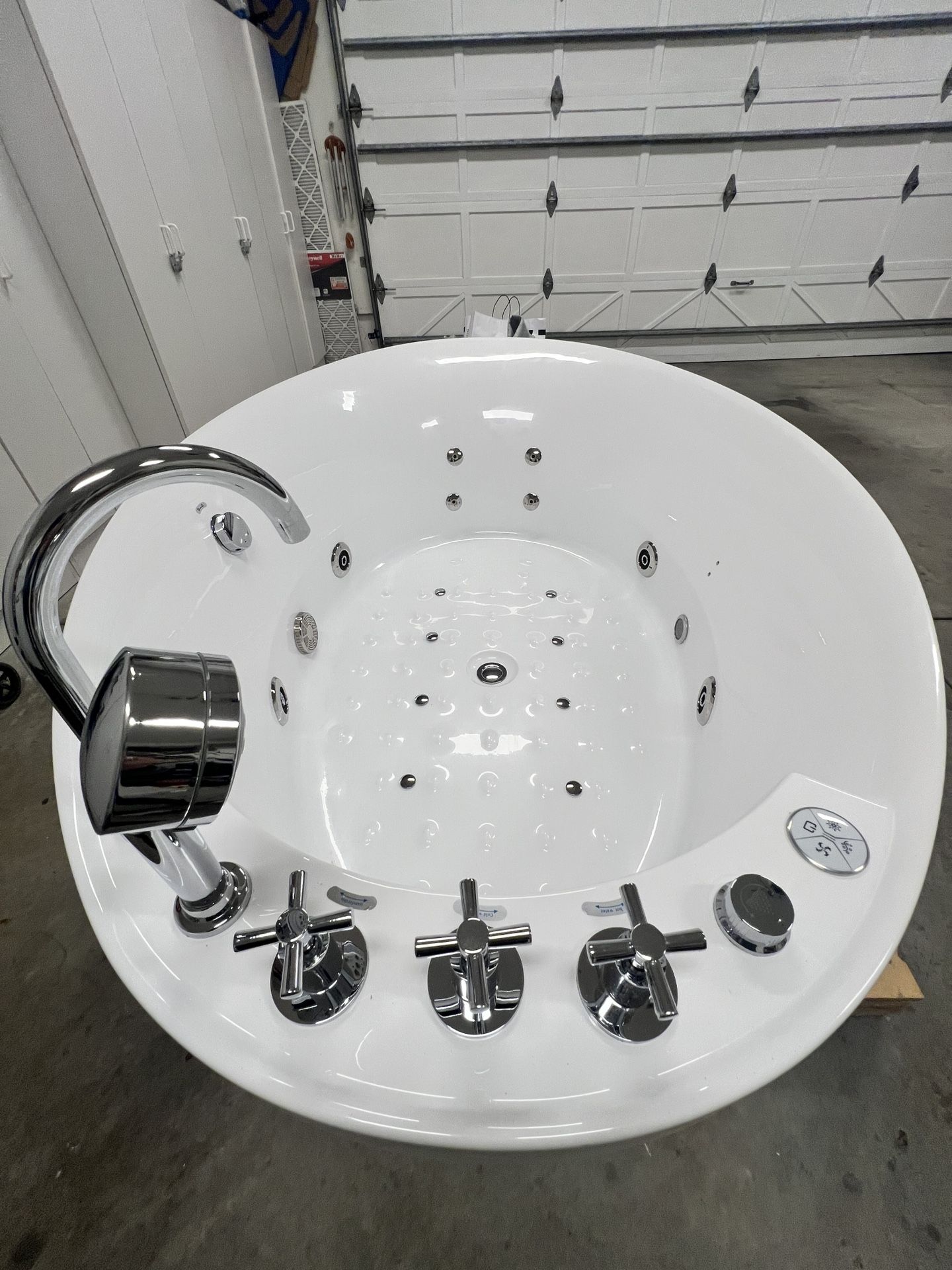 BainUltra Elegant White Massage Tub
