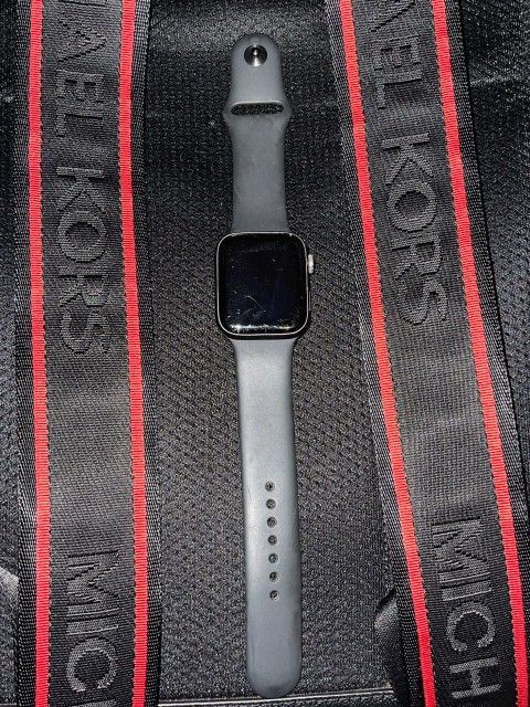 SE Apple Watch 44m