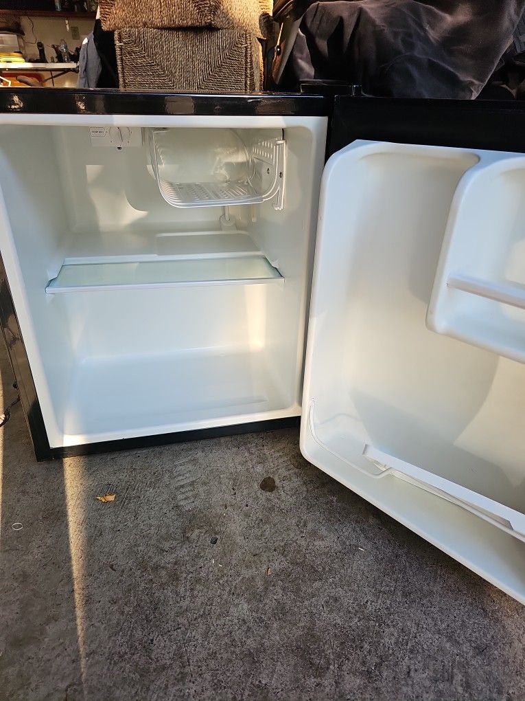 MINI FRIDGE REFRIGERATOR WORKS GREAT