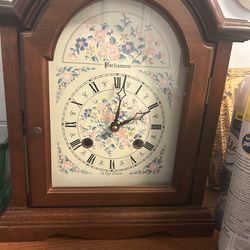 Antique clock w/wind up key