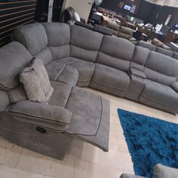 *Manager's Special*---Alejandra Cozy Gray Fabric Reclining Sectional Sofa---Delivery And Easy Financing Available😎