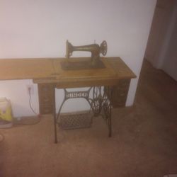 Stinger Antique Sowing Machine 