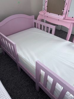 Girls bed in pink