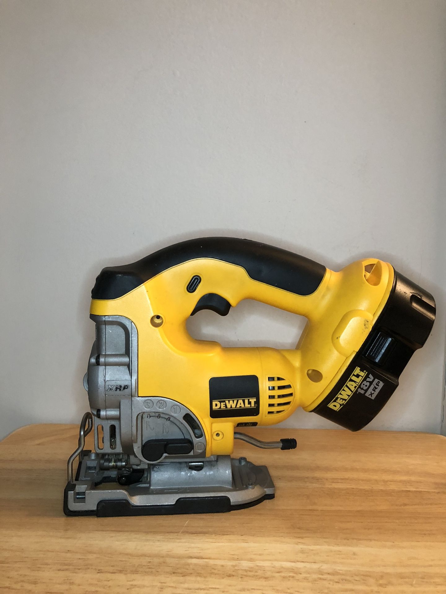 DEWALT CORDLESS JIG SAW with Battery and Charger