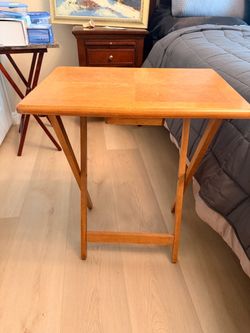 Pre-owned 2 Small Folding Tables , 25$ Each or 2 for 40$