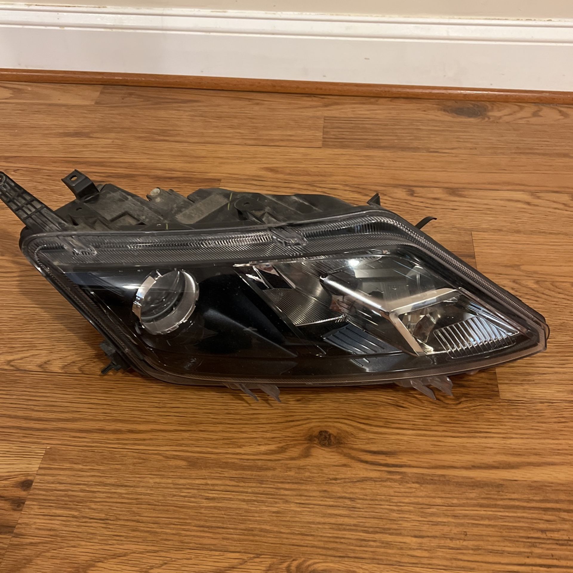 2010 -2012 Ford Fusion Headlight Right Side