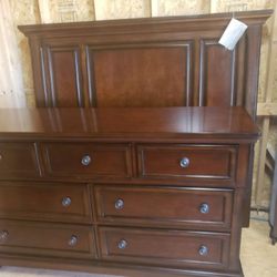 Like New Queen Bedroom Set (Ashley Furniture/porter Collection)