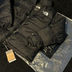 The north face 700 size (M) Unisex jet black #Pufferjacket