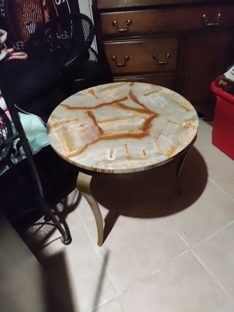 Round Onyx End Table, Side Table In Excellent Condition.