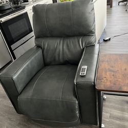 La-Z-Boy power recliner (2024) - Immediate Pick Up As I Am Moving This Week