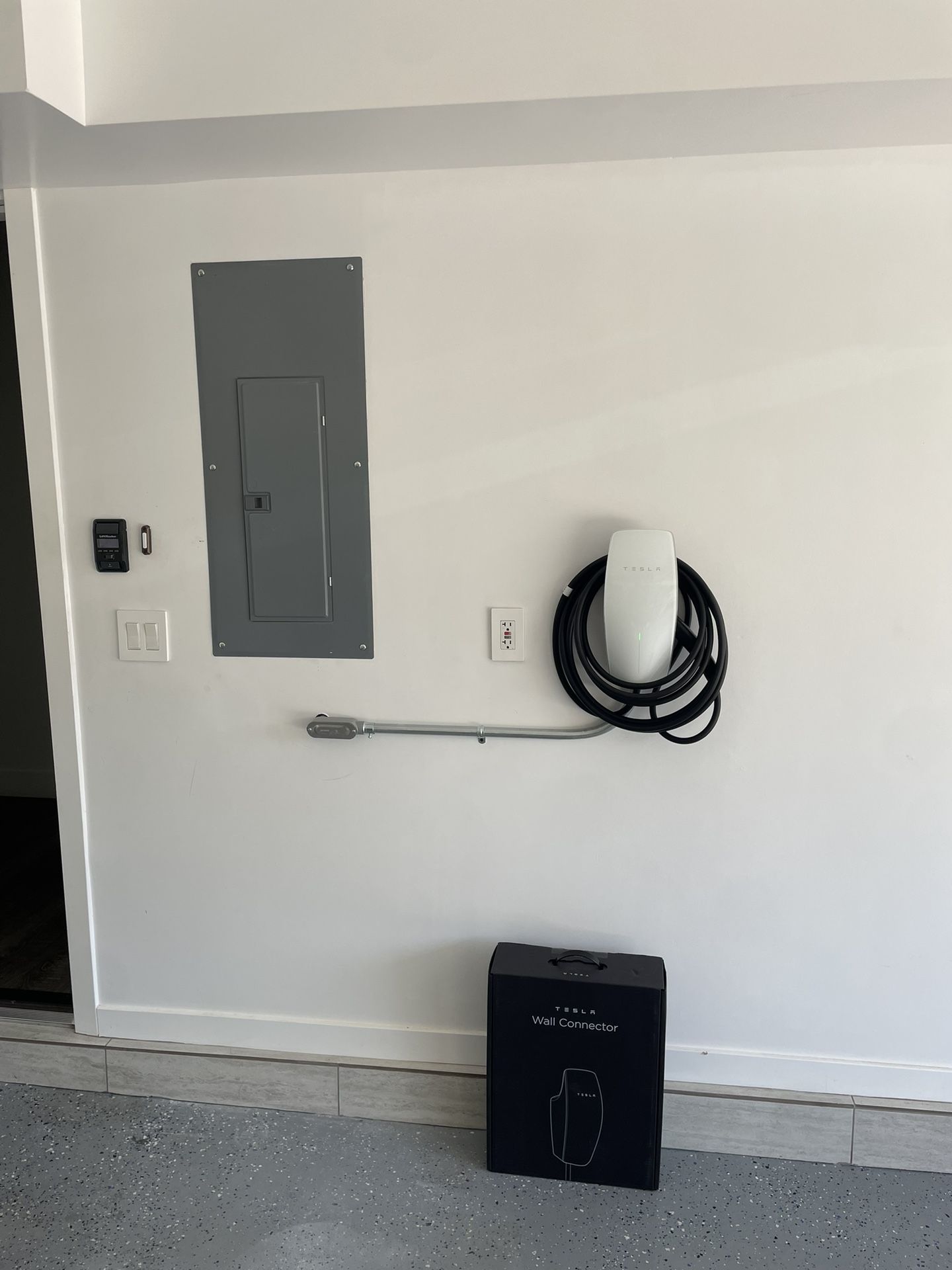TESLA WALL CONNECTOR CHARGER EV CAR CHARGER NEMA-1450 OUTLET