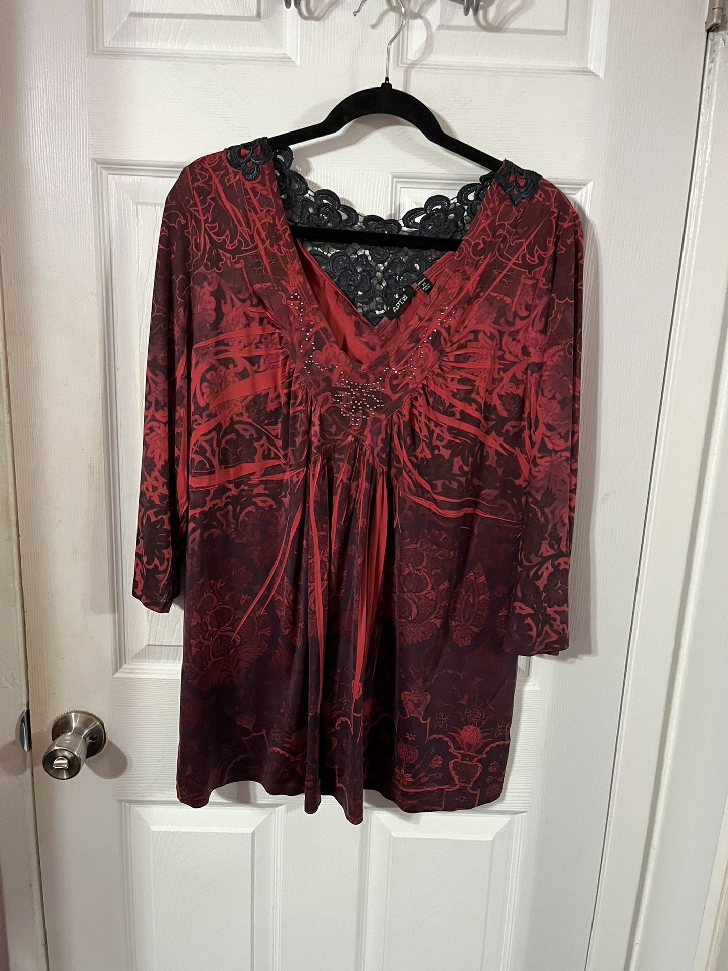 Women’s Size 2X Tunic Length top with 3/4 length sleeves. Preowned good condition. Brand Apt. 9. Made of 94% Polyester and 6% Spandex. Smoke free