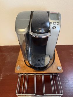 KUEREG coffee maker with cup organizer
