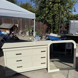 Dresser With Mirror 