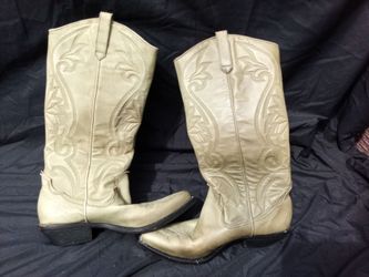 Very very nice cowgirl boots.
