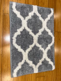Bath mat- gray and white design