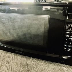 Insignia™ - 0.7 Cu. Ft. Compact Microwave - Black