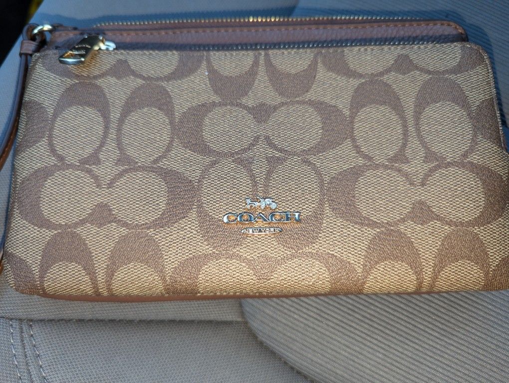 Coach Wristlet New Condition Has Two Pockets