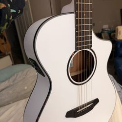 (like New) (Pro-setup)Breedlove Discovery S Concert Acoustic Electric Guitar - Satin White