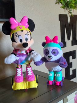 Minnie mouse roller skating