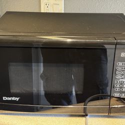 DANBY Microwave 0.7 cu. ft. 700W- Black