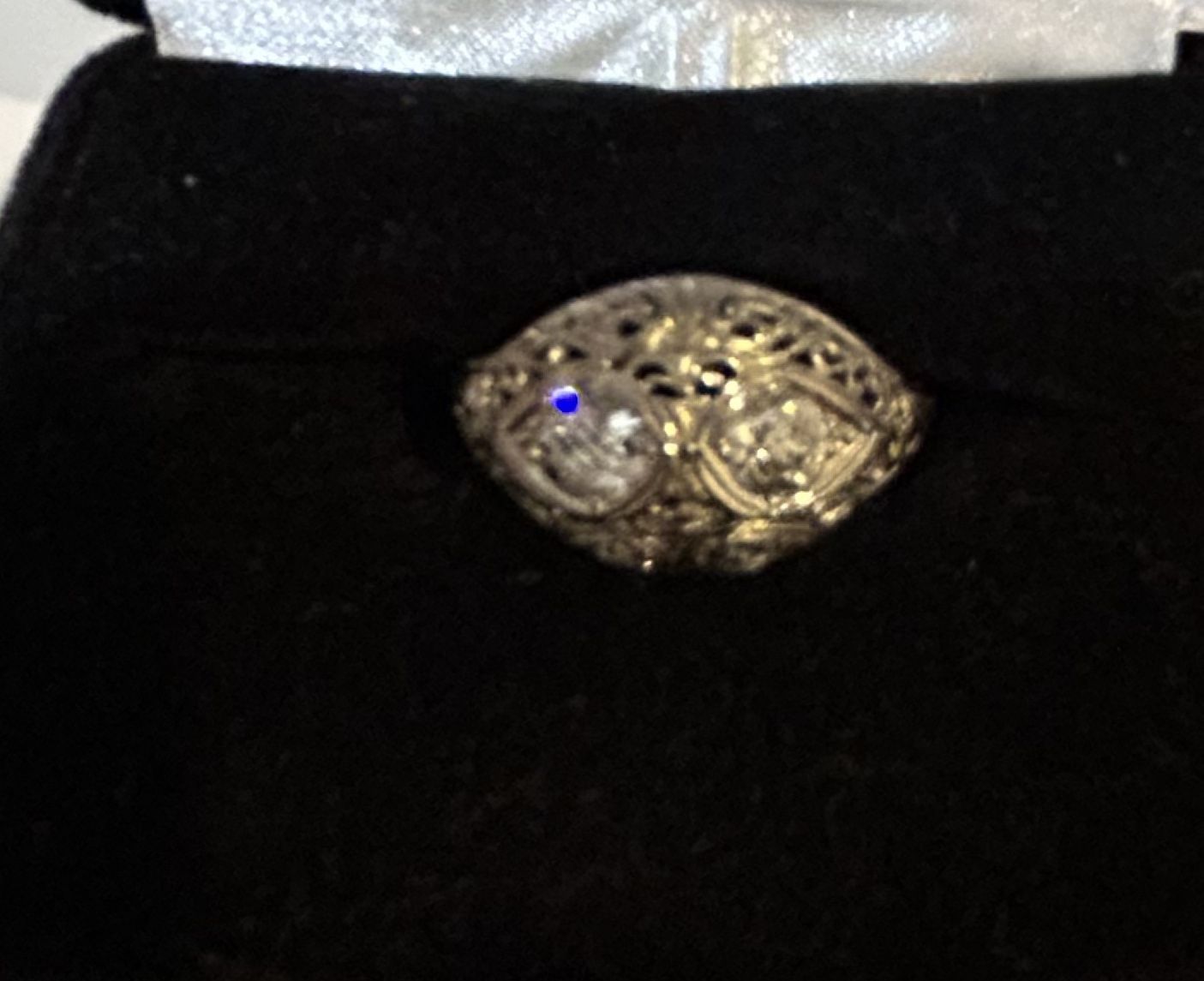 Beautiful Vintage 18k White Gold Diamond Ring