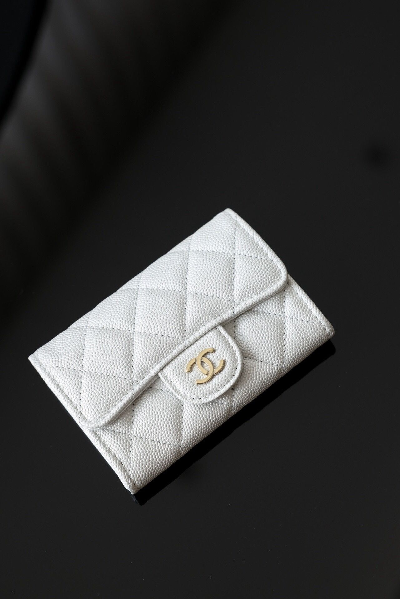 A simple and fashionable wallet for women