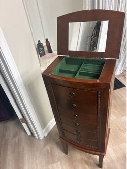 Jewelry box