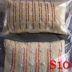 (NEW) (1 AVAILABLE) THRESHOLD HOME DECOR TOSS PILLOW (MSRP: $20)