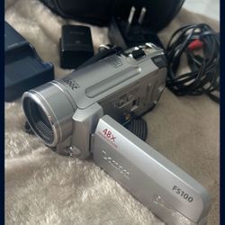 ($20) Canon Digital Video Camcorder Dolby Digital Stereo Creator 2000 X Digital Zoom Megapixel Canon Lens ($20)