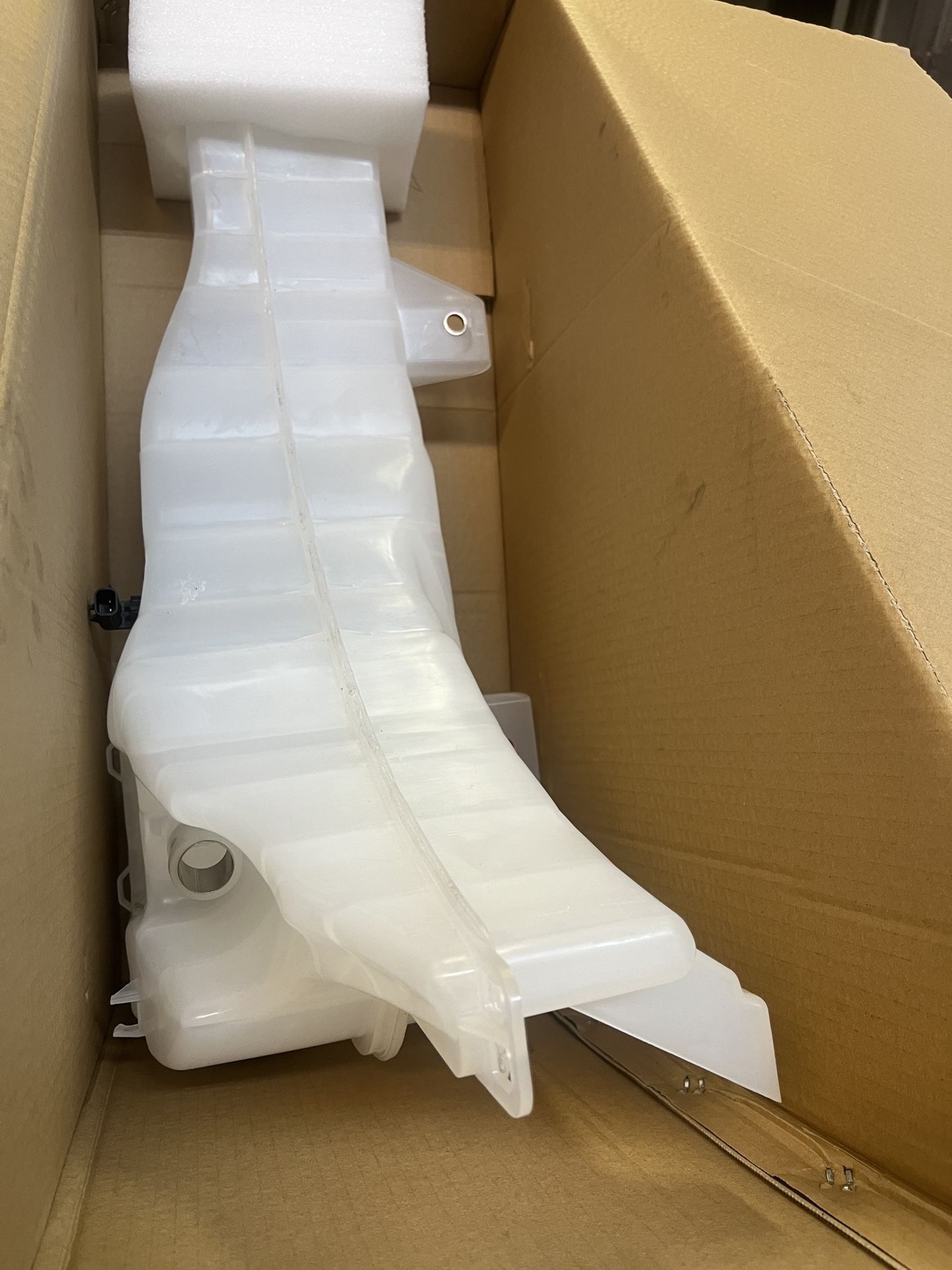 Title:  Coolant Tank for Freightliner Cascadia, Century Class, Columbia and Coronado (2008-2017)  