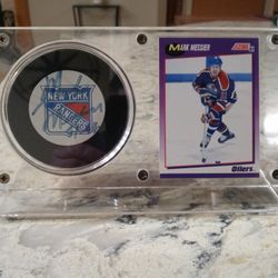 Mark Messier Autographed Hockey Puck!
