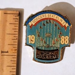 1988 L.A. Dodgers Beat A’s “World Champions” Unocal Baseball Collectible Lapel Pin A-1