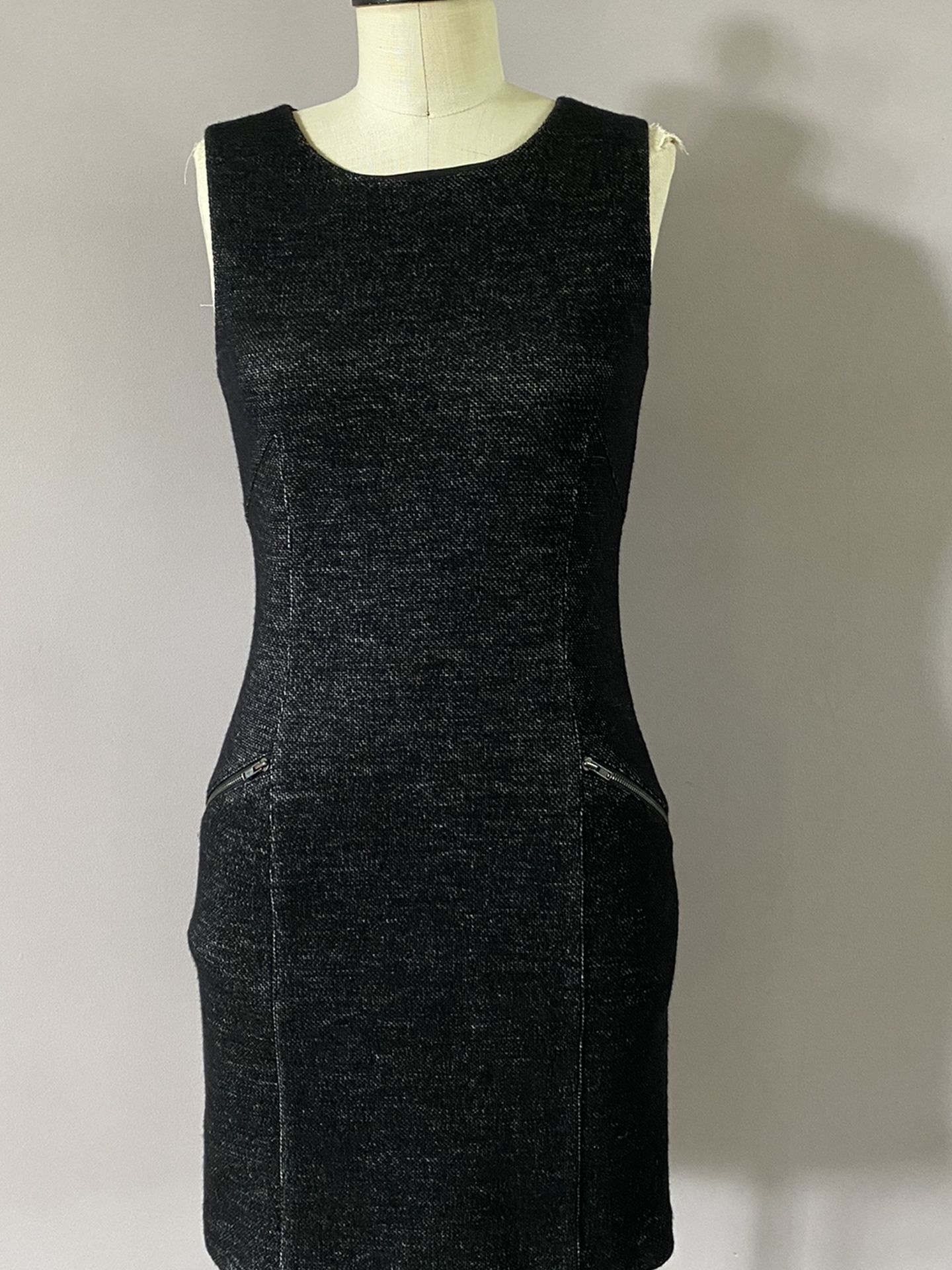 Theory fitted wool and cotton lined dress size 2. Excellent condition. Dresses