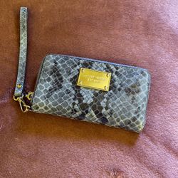 Cute Michael Kors Wristlet 