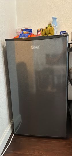 Midea Mini Fridge SUPER NEW - CLEAN, no odors!