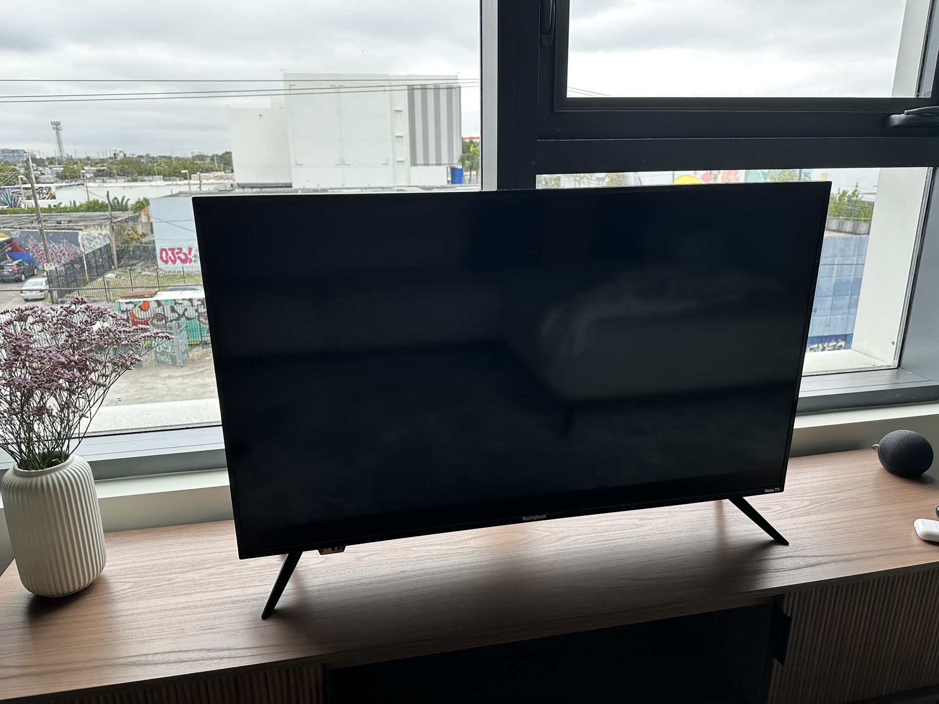 Westinghouse Smart Roku TV. 43”