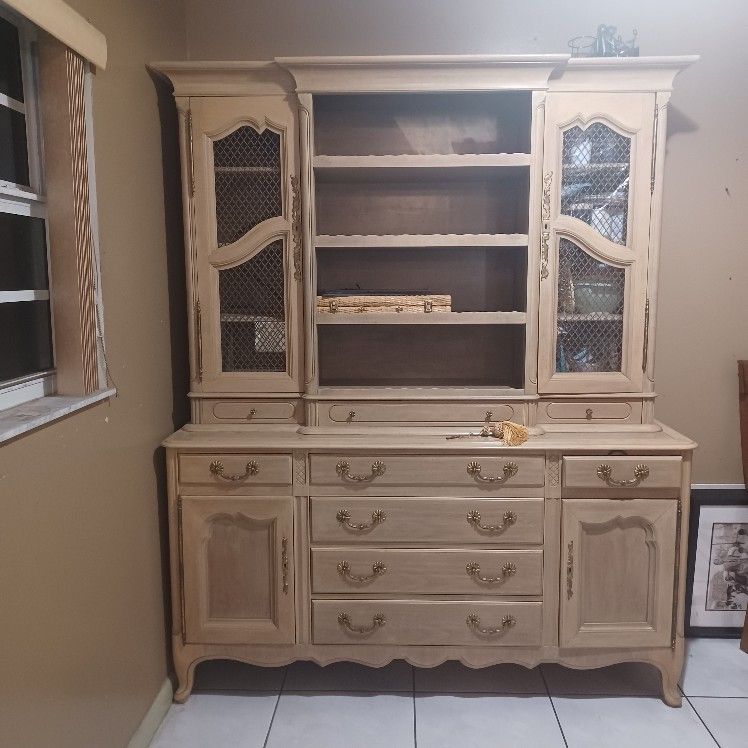 Beautiful Wood China Cabinet and Buffet With Key. $10