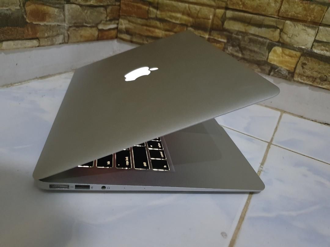 Apple MacBook Air 13” I5/4GB/128GB SSD $180